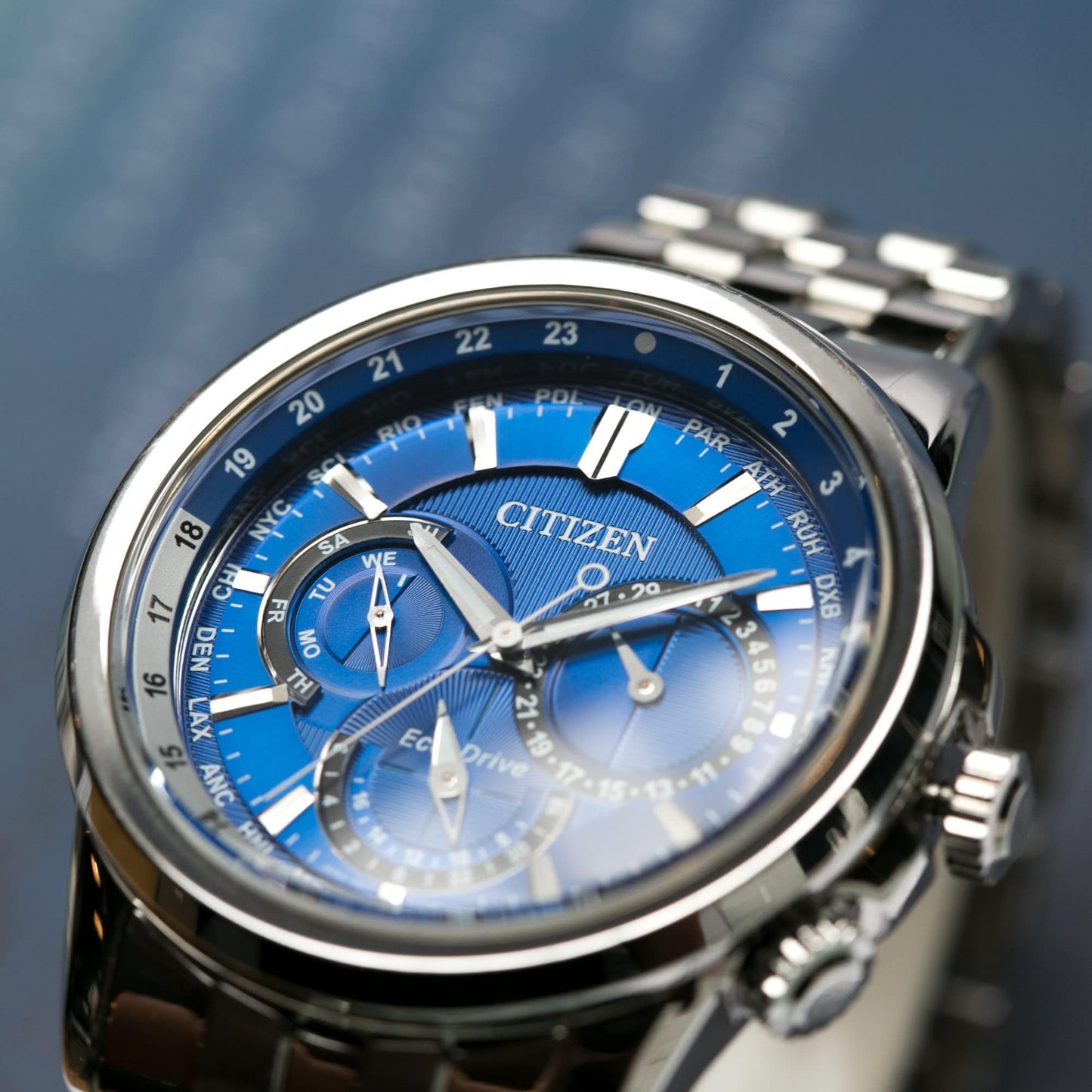 Reloj Citizen Classic Calendrier Eco-Drive para hombre, hora de 12/24 horas, día y fecha de 3 manecillas, cristal mineral antirreflectante, manecillas luminosas 