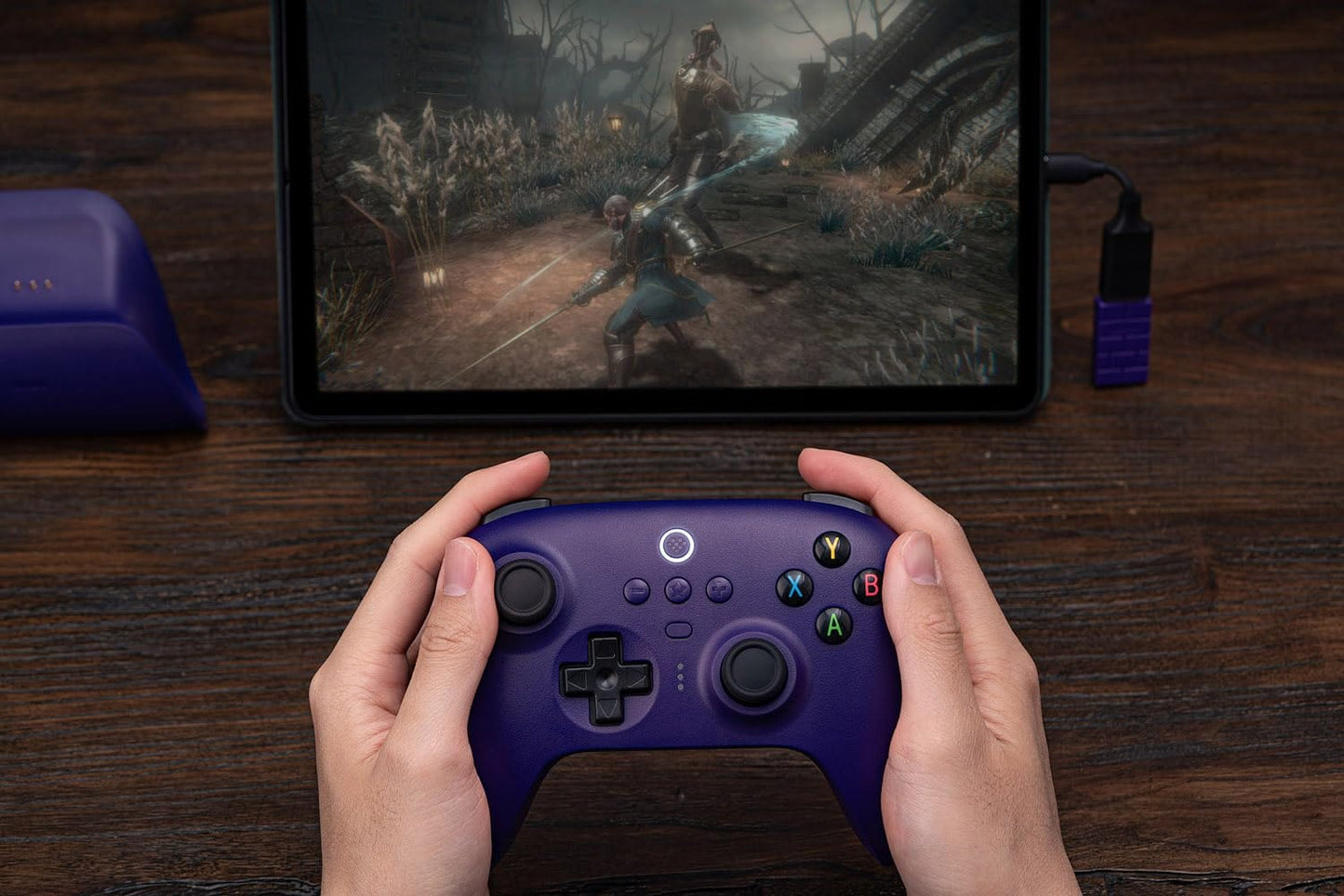 8Bitdo Ultimate Manette sans fil 2,4 g avec station de chargement, mise à jour du joystick à effet Hall, manette de jeu Pro avec boutons arrière et fonction Turbo pour PC, Android, Steam Deck et Apple (violet) 