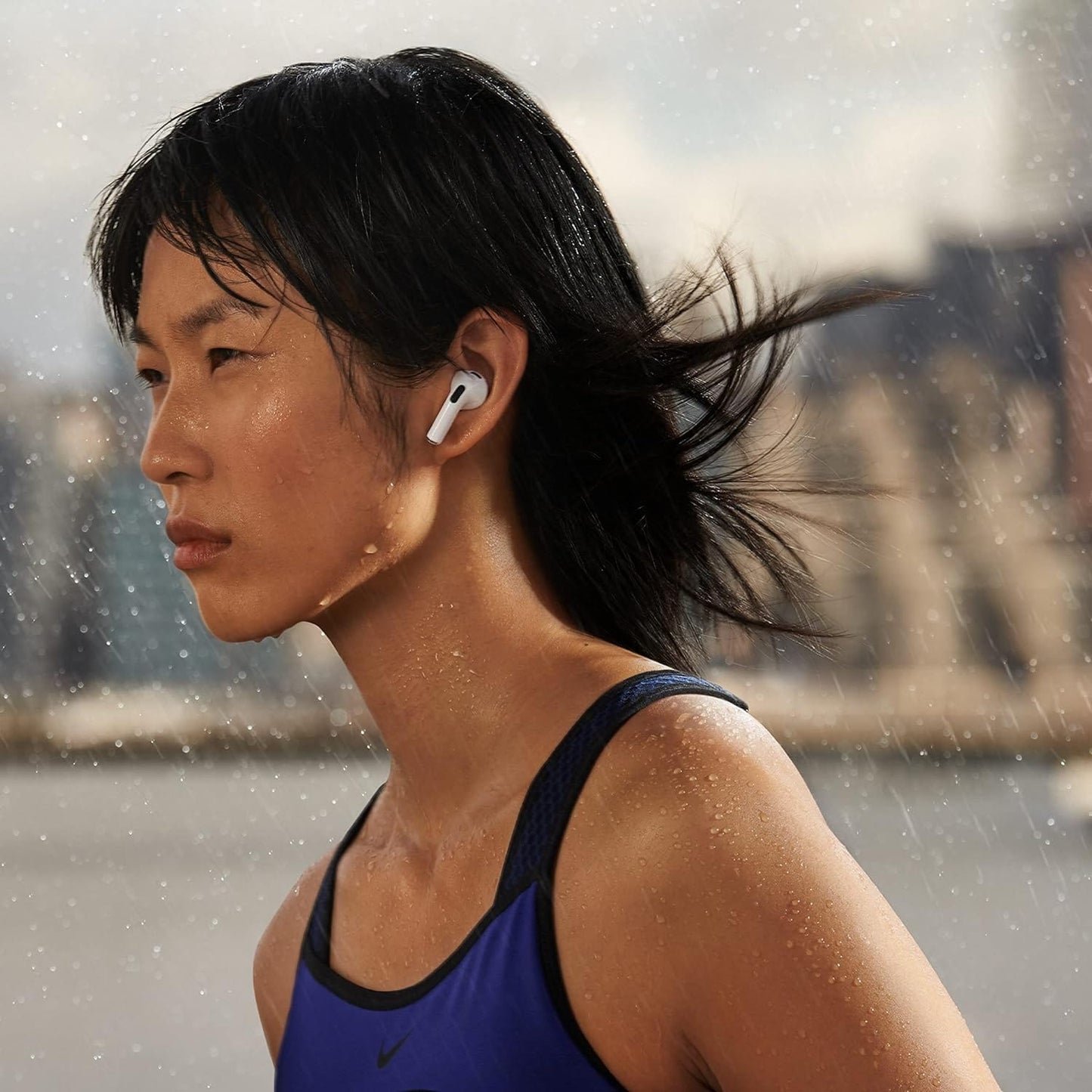 Auriculares inalámbricos Apple AirPods (3.ª generación), auriculares Bluetooth, audio espacial personalizado, resistentes al sudor y al agua, estuche de carga Lightning incluido, hasta 30 horas de duración de la batería 